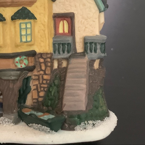 Department 56 Dickens Heritage The Grapes Inn 1996 Collector’s Edition Ornament - Picture 4 of 16